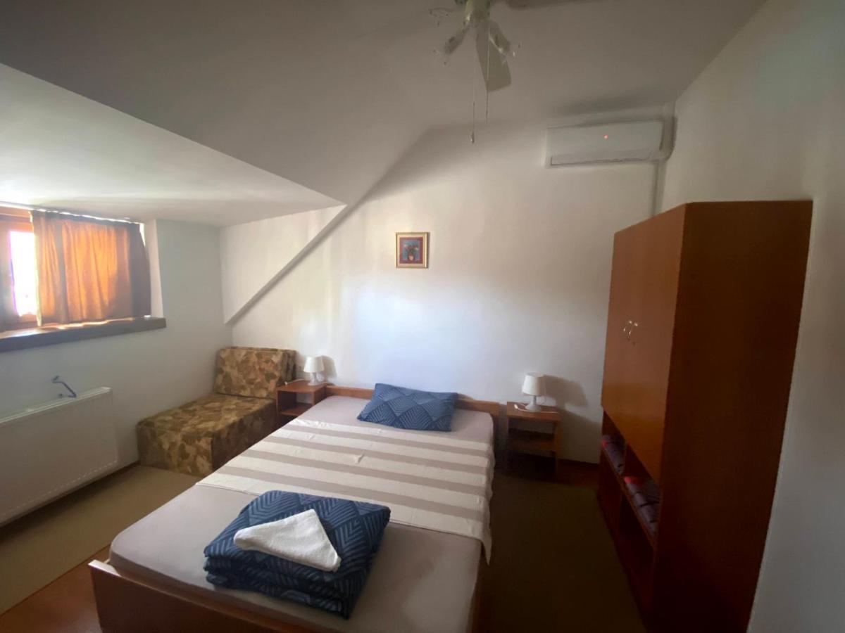 Hanna Szobai Tarcal Buitenkant foto