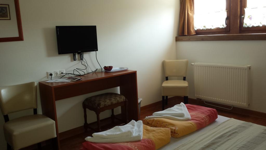 Hanna Szobai Tarcal Kamer foto